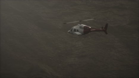 Helicóptero-Volador-En-Cámara-Lenta-Extrema-Cerca-De-Montañas-Con-Niebla